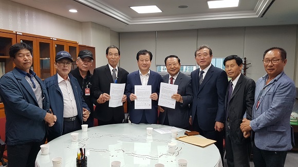 강석진 의원과 두 유족회가 함께 합의서를 작성했다.