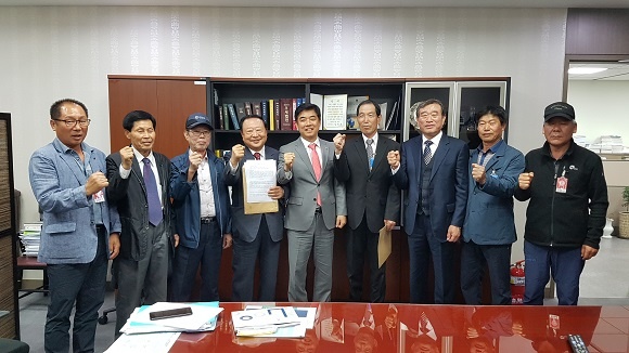 김병욱 의원(가운데)과 유족회가 법안 통과에 힘을 모으기로 했다.