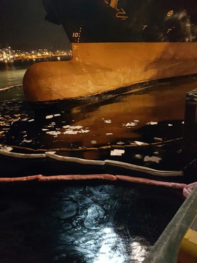 10월 21일 저녁 부산신항 부두에서 기름 유출사고가 발생해 방제작업이 벌어졌다.
