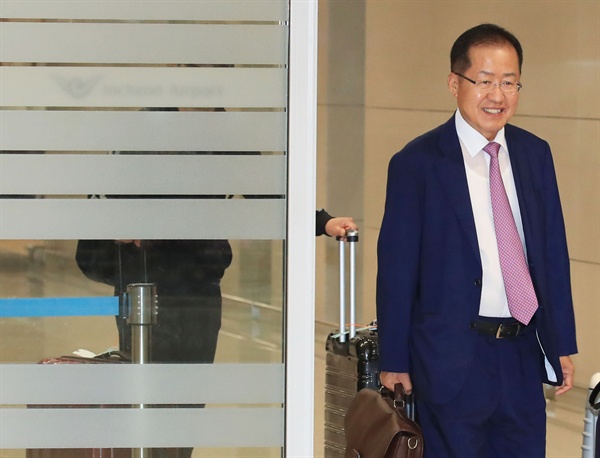 홍준표 전 자유한국당 대표가 두 달간의 미국 생활을 마치고 지난 9월 15일 오후 인천국제공항을 통해 귀국하고 있다. 