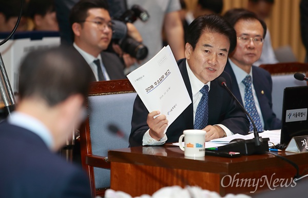 정동영 평화민주당 의원이 22일 오전 서울시청에서 열린 국토위 국정감사에서 서울시 부동산정책 관련 질의를 하고 있다.
