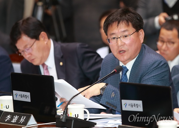 이헌승 자유한국당 의원이 22일 오전 서울시청에서 열린 국토위 국정감사에서 질의를 하고 있다.