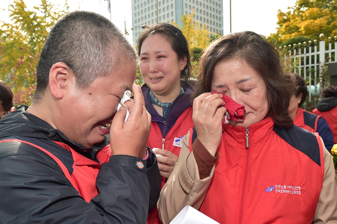 22일 오후 서울 세종로 정부서울청사 앞에서 '민간노인요양시설 비리 전면 감사와 요양서비스 노동자 6대요구 실현을 위한 요양노동자 돌입 선포식'에서 삭발을 한 전국요양서비스노조 이미영 경기지부장이 동료들과 함께 눈물을 흘리고 있다. 2018.10.22