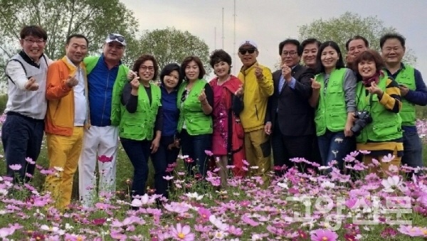 자연보호고양시협의회 일꾼들. "더 멋지고 아름다운 코스모스길을 우리 손으로 가꾸겠습니다."