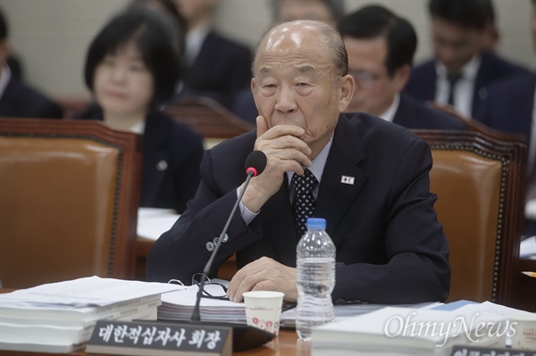 국감서 답변 태도 지적 받은 박경서 박경서 대한적십자사 회장이 22일 오후 서울 여의도 국회에서 열린 보건복지위원회 국정감사에서 답변 태도에 대한 여야 의원들의 지적이 이어지자 손으로 입을 만지고 있다.