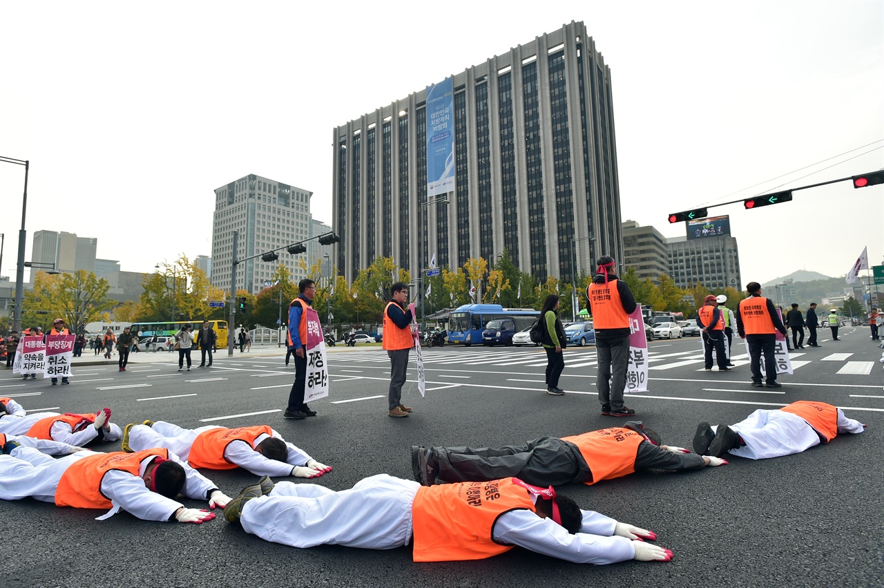  전국공무원노동조합 조합원들이 22일 오후 서울 세종로 행정안전부가 위치한 정부서울청사 앞에서 해직자 원직복직을 촉구하며 청와대까지 오체투지를 진행하고 있다. 2018.10.22