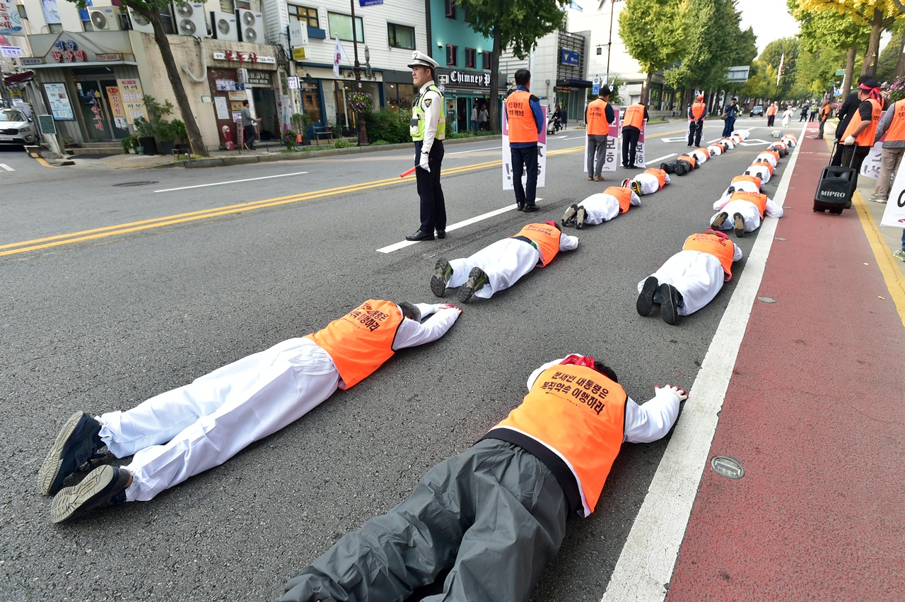  전국공무원노동조합 조합원들이 22일 오후 서울 세종로 행정안전부가 위치한 정부서울청사 앞에서 해직자 원직복직을 촉구하며 청와대까지 오체투지를 진행하고 있다. 2018.10.22