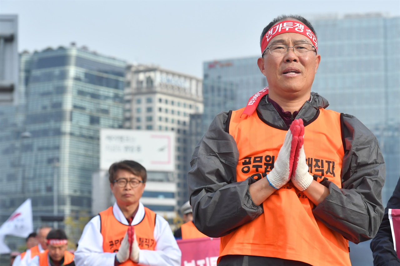 전국공무원노동조합 조합원들이 22일 오후 서울 세종로 행정안전부가 위치한 정부서울청사 앞에서 해직자 원직복직을 촉구하며 청와대까지 오체투지를 진행하고 있다. 2018.10.22