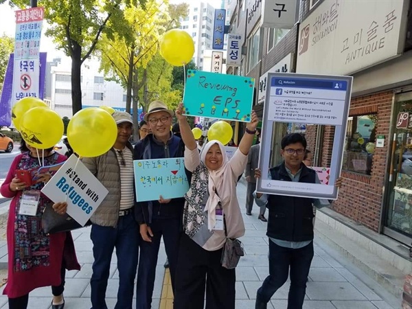 아시아시민사회회의 참석자들과 함께 고용허가제 철폐 캠페인 벌이는 살라스