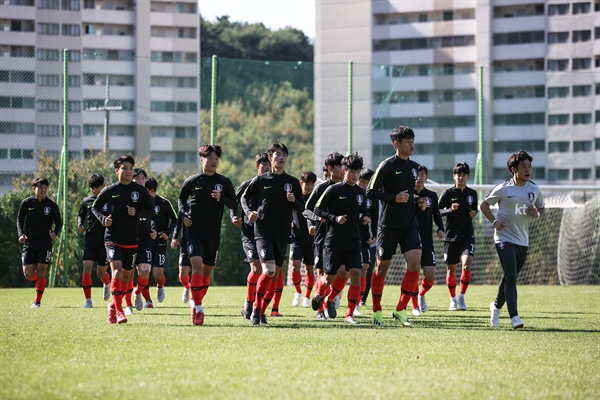  U-19 축구대표팀이 '2018 AFC U-19 챔피언십'을 앞두고 훈련에 임하고 있다.