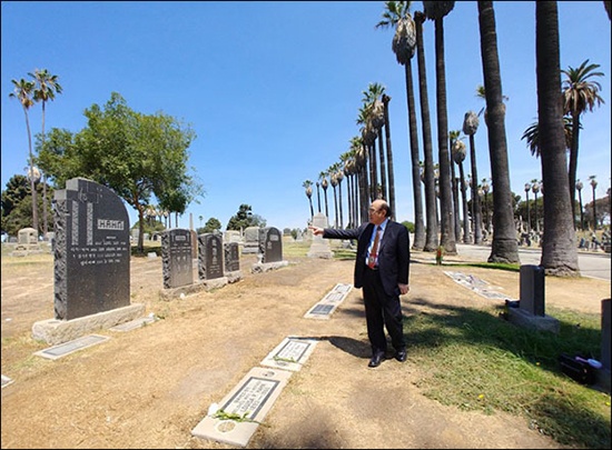 독립유공자 초기 이민자들의 영원한 안식처인 LA로즈데일묘지, 서있는 분은 지난 8월 8일 이곳을 찾은 기자에게 무덤을 설명하는 민병용 한인박물관장