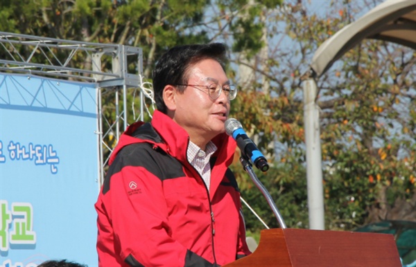 충북학교운영위원회가 주최한 한 행사에 참석한 정우택 국회의원