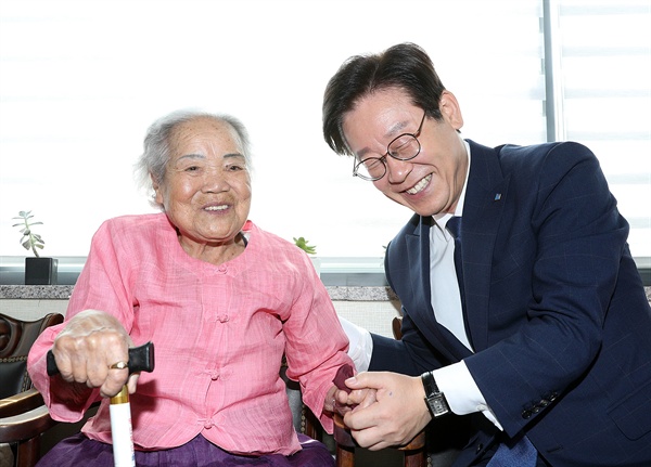 이재명 경기도지사가 지난 8월 11일 광주 '나눔의 집'에서 일본군 성노예 피해자 할머니와 이야기를 나누고 있다.