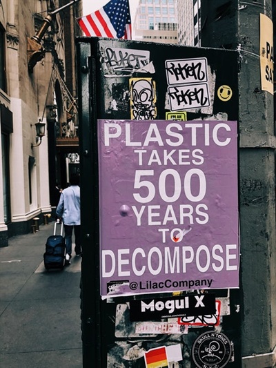 '플라스틱이 분해되려면 500년이 걸립니다'라고 쓰인 포스터.