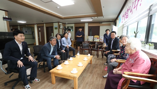 송한준 의장 등 경기도의회 의장단은 지난 9월 19일 추석을 맞아 광주 '나눔의 집'을 방문해 할머니들과 간담회를 갖고, 지원을 약속했다.
