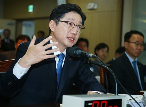 10월 23일 경남도청에서 열린 국회 행정안전위원회의 국정감사에서 김경수 지사가 답변하고 있다.