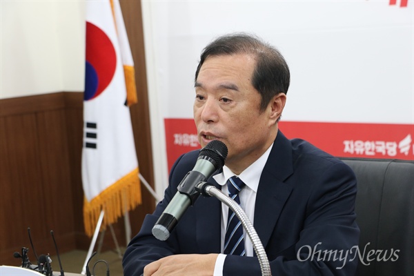  김병준 자유한국당 비대위원장이 23일 오후 한국당 대구시당에서 기자간담회를 가졌다.