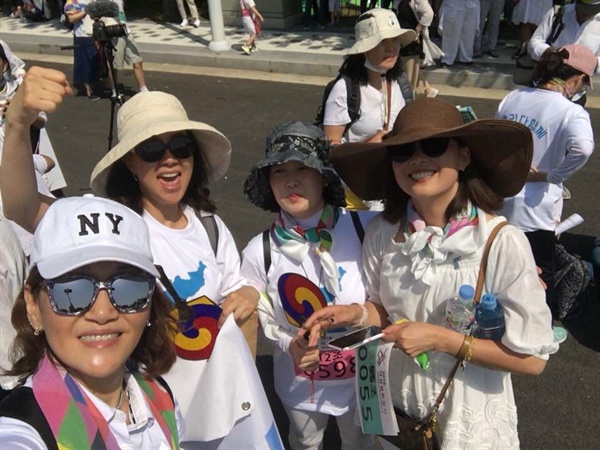 2018여성평화걷기 대회에 참석한 구보경씨와 해외 동료 활동가들