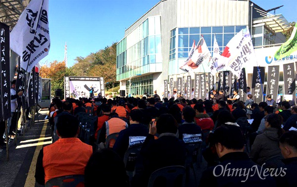  10월 23일 오전 울산항만공사에서 “비정규직 노동자의 벗 노동열사 김원창 민주노동자장 노제”가 열렸다.