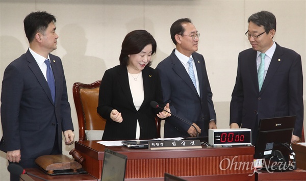 국회 정치개혁 특별위원회 첫 회의 시작 24일 오전 서울 여의도 국회에서 열린 정치개혁 특별위원회 전체회의에서 심상정 위원장과 3당 간사를 맡은 김종민 더불어민주당, 정유섭 자유한국당, 김성식 바른미래당 의원이 취재진을 향해 포즈를 취하고 있다.