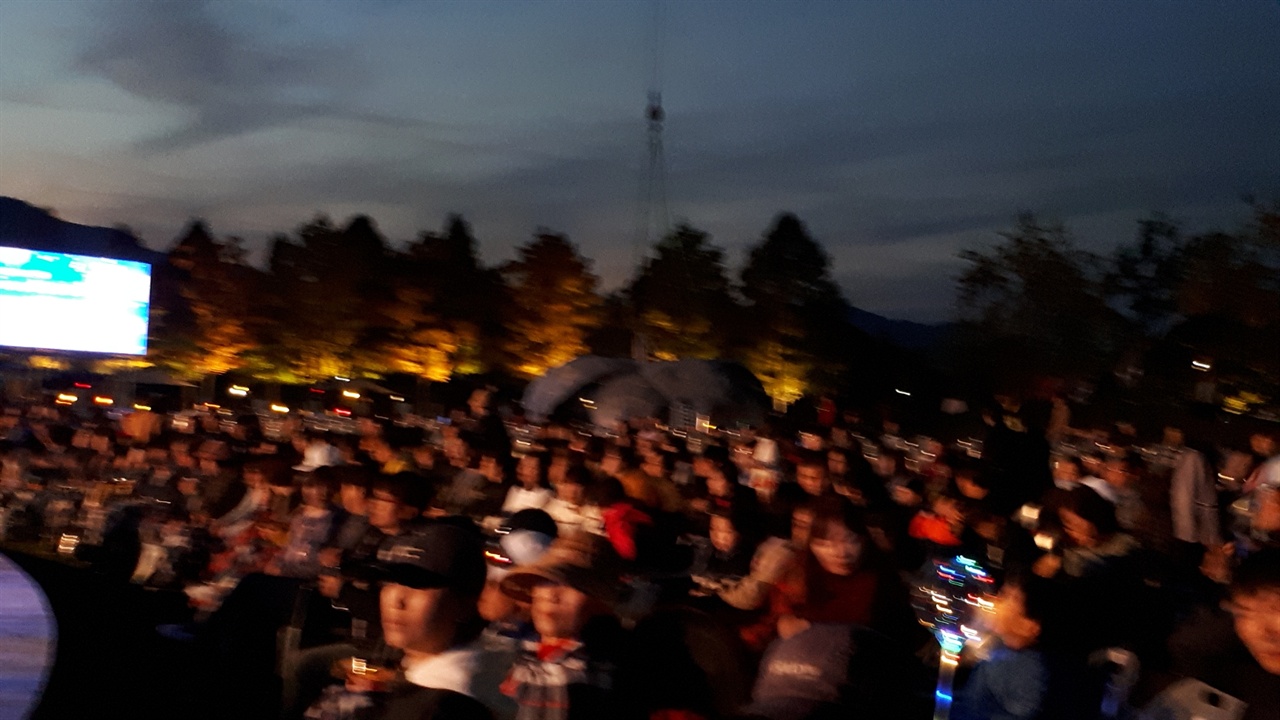 관람객들 순천만국가정원 잔디마당에 열린 문화의 달 공연에 참석한 관람객들