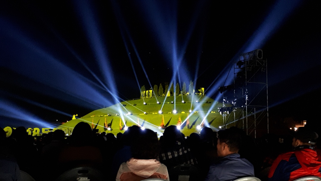 봉화언덕의 공연 순천만국가정원의 봉화언덕에서 20일 밤에 펼쳐진 <순천만판타지> 공연의 장면 일부이다.  