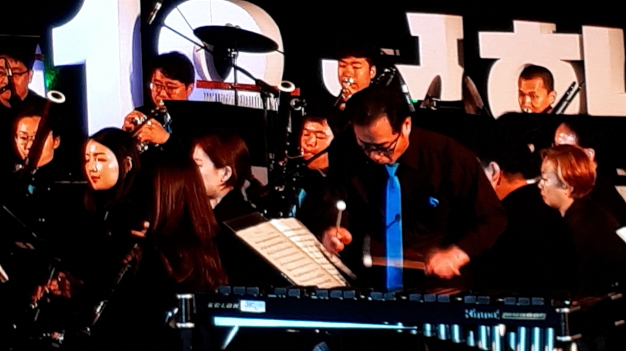 연주하는 린나이 팝스오케스트라 20일 순천만국가정원에서 열린 축하공연에서 린나이 팝스오케스트라가 공연을 하고 있다.