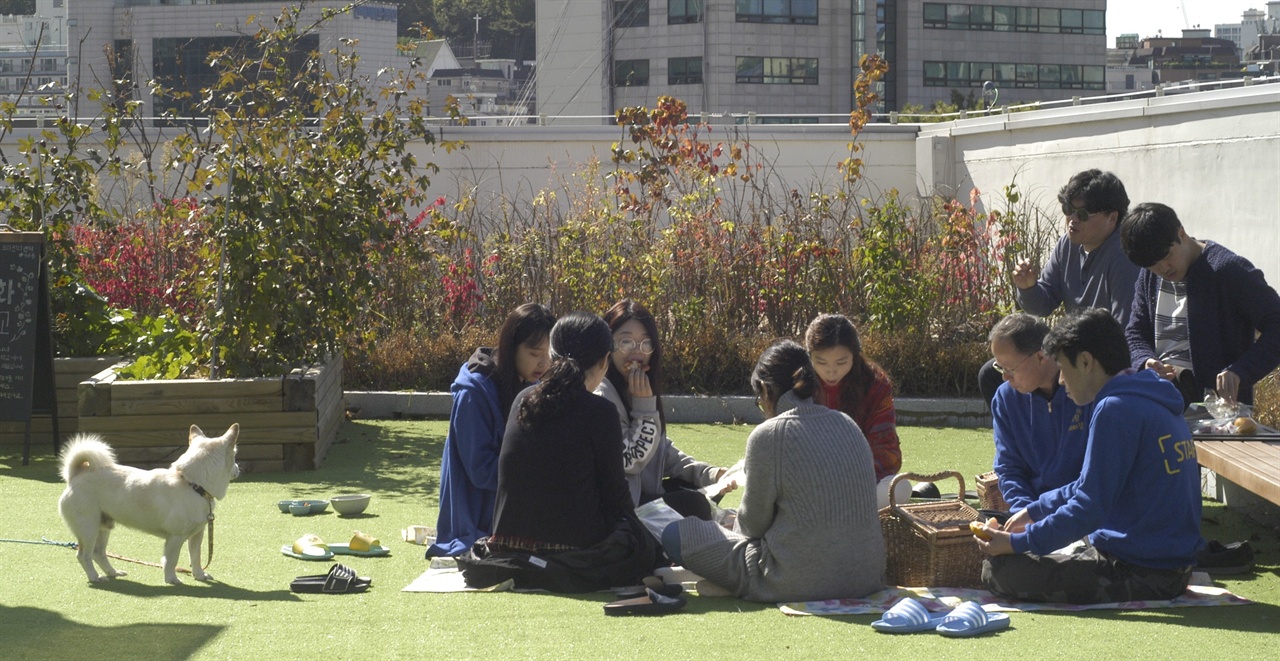 19일 서울혁신파크 옥상에서 진행된 '피크닉 북캉스'에 참여한 사람들