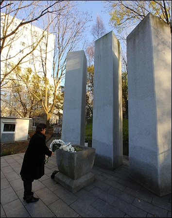 블라디보스톡 하바로프스카야 26A에 세워진 신한촌기념비에서 헌화하는 기자