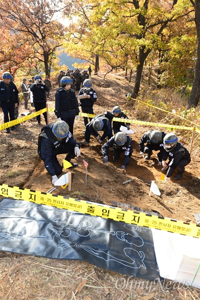  25일 오전 강원도 철원군 철원읍 백마고지 인근 화살머리고지에서 국방부 유해발굴감식단원들이 6.25 당시 전투에서 숨진 국군 유해를 발굴하여 수습하고 있다. 