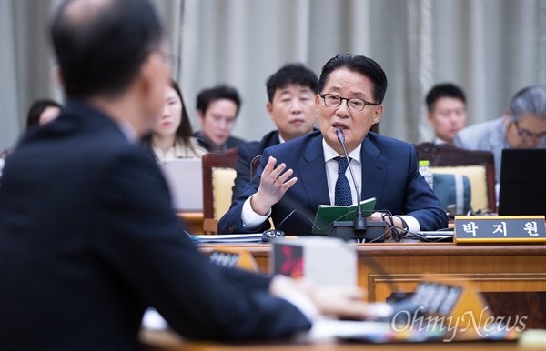 박지원 민주평화당 의원이 25일 오후 서울 서초구 대검찰청에서 열린 국회 법사위 국정감사에서 질의를 하고 있다. 
