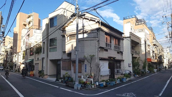 도쿄의 시타마치 이리야의 주택가. 쭉쭉 일직선으로 뻗은 도로에 비슷비슷한 집들이 끝없이 이어져있다.