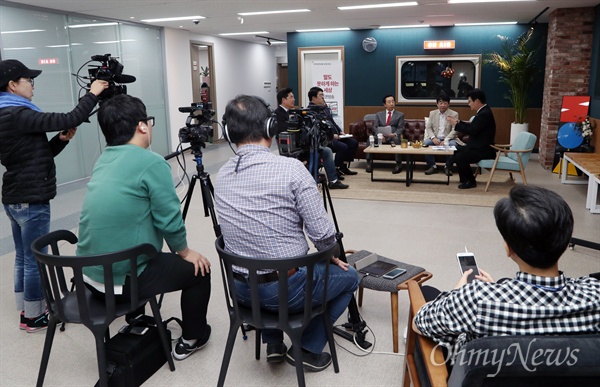 '한 놈만 팬다' 유튜브 시작한 김성태 '한 놈만 팬다'는 제목의 유튜브 개인방송을 시작한 김성태 자유한국당 원내대표가 25일 오후 서울 영등포구 당사에 마련된 '시민정치원' 오픈스튜디오에서 보수 진영의 이른바 '파워 유튜버'들과 함께 생방송 간담회를 하고 있다. 