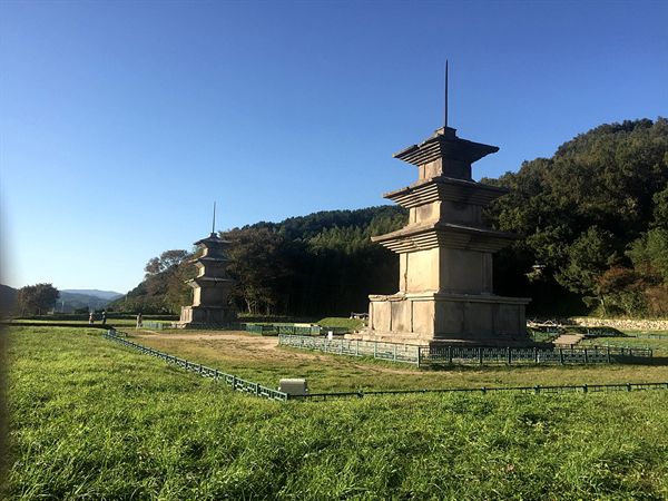  경주 감은사지 동.서 삼층석탑의 모습
