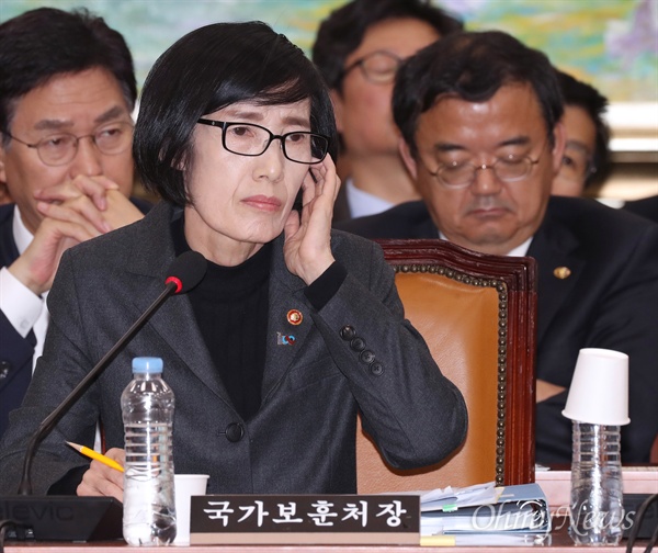 피우진 국가보훈처장이 25일 서울 여의도 국회에서 열린 정무위원회 국정감사에 출석해 의원들의 질의에 답변하고 있다. 