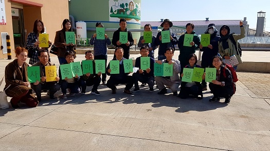  논산계룡축협자연순환센터에 방문한 방문객들이 기념촬영을 하고 있다. 