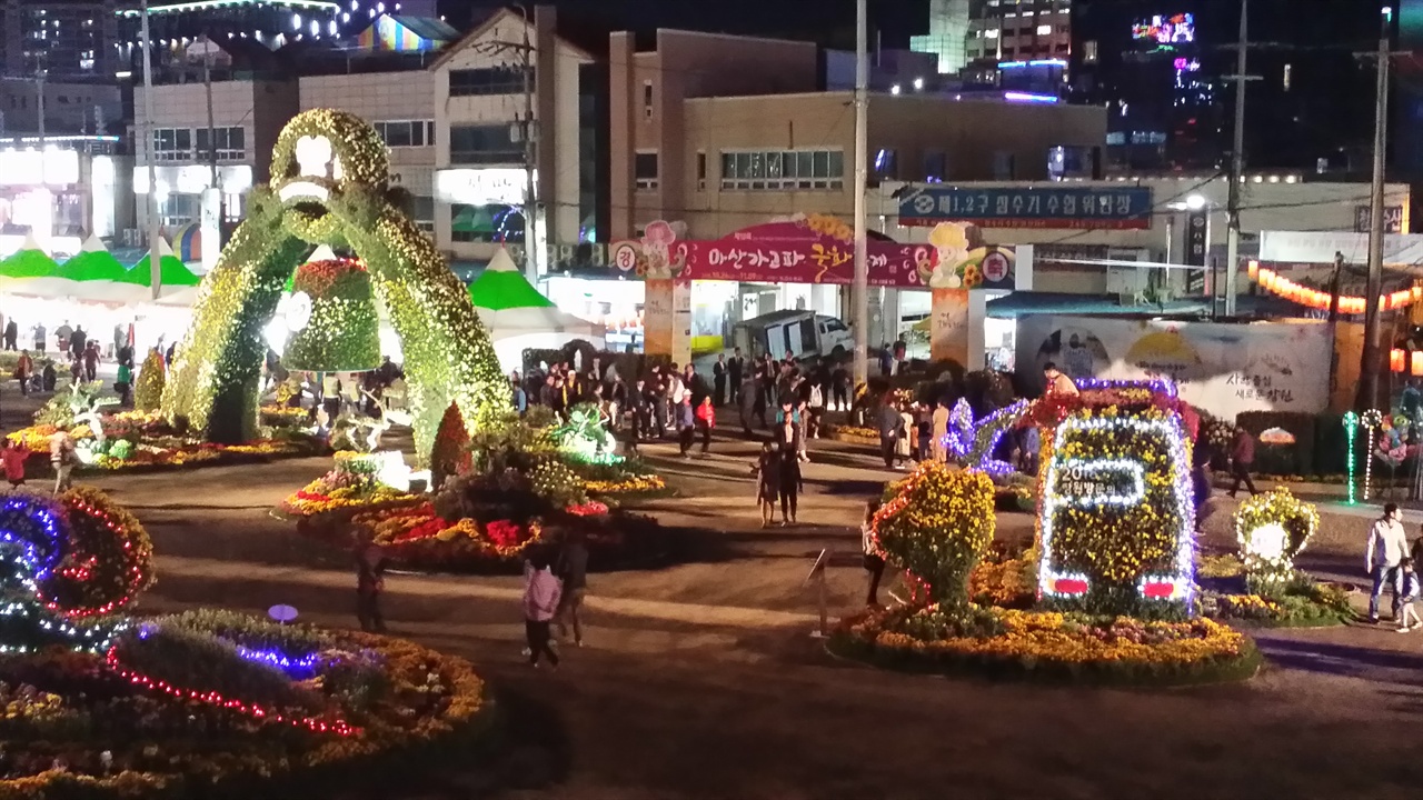 25일 저녁 6시, 전야제를 시작으로 제 18회 마산가고파국화축제가 시작되었다. 관광객들이 축제장으로 들어서고 있다.