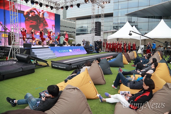 ‘덴마크 내셔널 퍼포먼스 팀’이 25일 오후 강남구 코엑스광장에서 열린 여행문화 축제 ‘2018여행페스타'에서 공연하고 있다. 내셔널 덴마크 퍼포먼스팀은 오마이뉴스 초청으로 내한공연중이다.