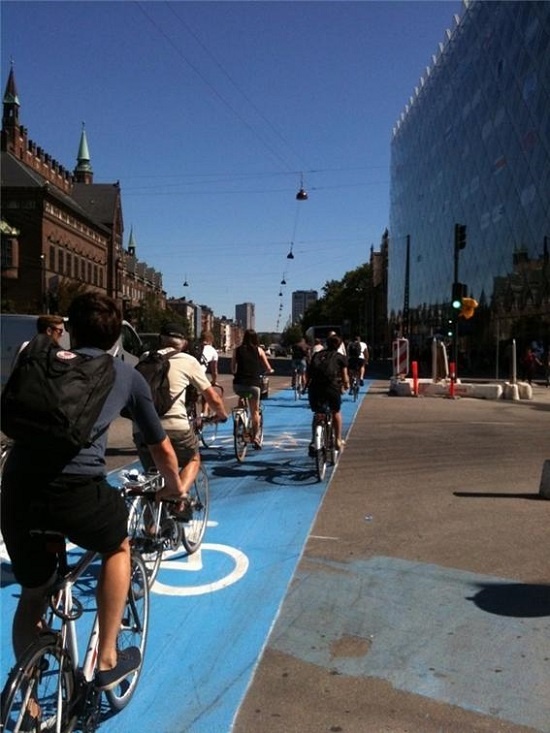 덴마크 수도 코펜하겐의 자전거 전용도로를 달리는 시민들.