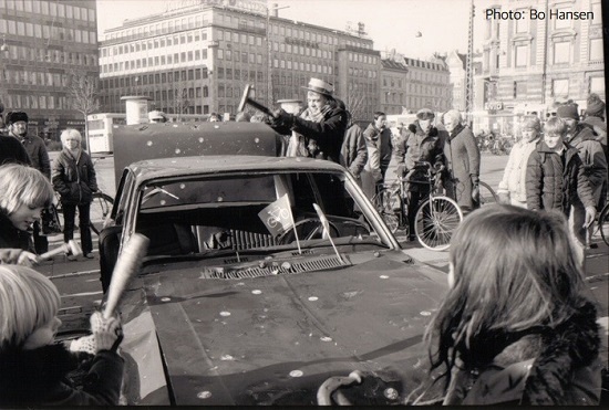 1982년 덴마크 코펜하겐의 시청 광장에서 자전거 중심 교통체계 도입을 요구하며 자동차를 부수고 있는 사이클리스트연맹 회원들. 