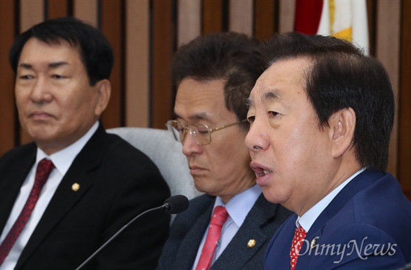 자유한국당 김성태 원내대표가 26일 오전 국회에서 열린 국감대책회의에서 모두발언을 하고 있다. 