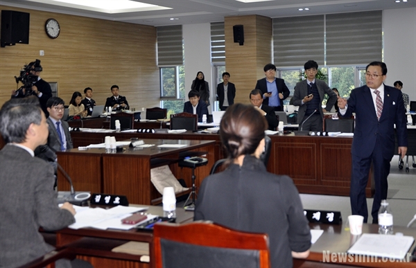 25일 경북지방경찰청 국정감사에서 감사반장을 맡은 이채익 의원이 정회를 선언한 후 김영호 의원과 말다툼을 벌이고 있다.