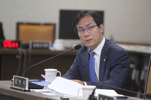 25일 광주시 국정감사에서 발언하고 있는 자유한국당 김영우 의원.