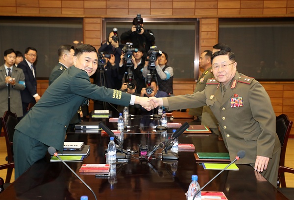 남북 장성급군사회담 남측 수석대표인 김도균 소장(왼쪽)과 북측 수석대표인 안익산 육군 중장이 26일 판문점 북측 통일각에서 열린 남북장성급군사회담에 앞서 악수하고 있다. 2018.10.26 [사진공동취재단]