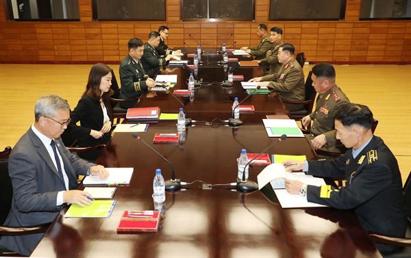 남북 장성급군사회담 남북 장성급군사회담 남측 수석대표인 김도균 소장(왼쪽 세번째)과 북측 수석대표인 안익산 육군 중장(오른쪽 세번째)이 26일 판문점 북측 통일각에서 회담을 하고 있다. 2018.10.26 [사진공동취재단]