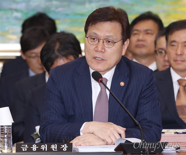 최종구 금융위원장이 26일 서울 여의도 국회에서 열린 정무위원회 국정감사에 출석해 의원들의 질의에 답변하고 있다. 