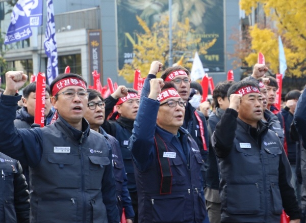 2017년 11월 12일 서울에서 열린 전국노동자대회에서 현대차노조 하부영 지부장(가운데)등 노조 간부가 구호를 외치고 있다. 현대차노조는 당시 협상이 결렬되자 정몽구 회장의 비자금 조성 의혹 등에 대해 검찰 고발이라는 강수를 두고 나섰다 