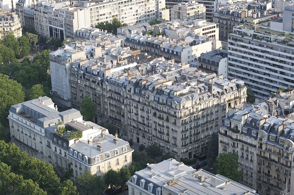 20미터 높이의 아파트들이 사면발방으로 뻗어 있는 파리 시가지