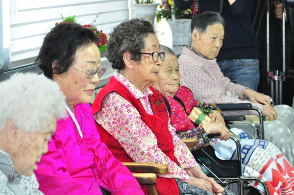 작년 1월 정세균 국회의장과 더불어민주당 당 의원들을 만나고 있는 나눔의집 할머니들. 가운데 적색조끼를 입은 할머니가 하점연 할머니. 