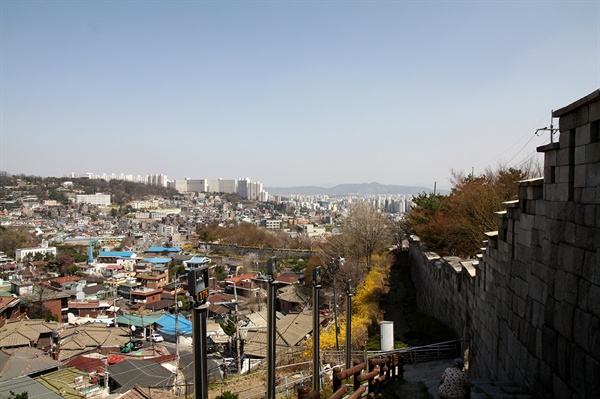 서울성곽 옆에 위피한 성북동의 달동네 북정마을 전경이다.